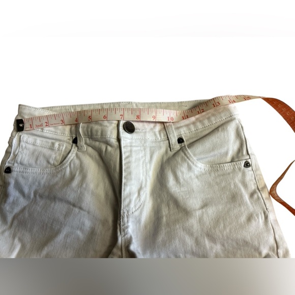 Kut Women's White Denim Cut-Off Shorts‎ Frayed Hem Size 2 Casual - Picture 4 of 11